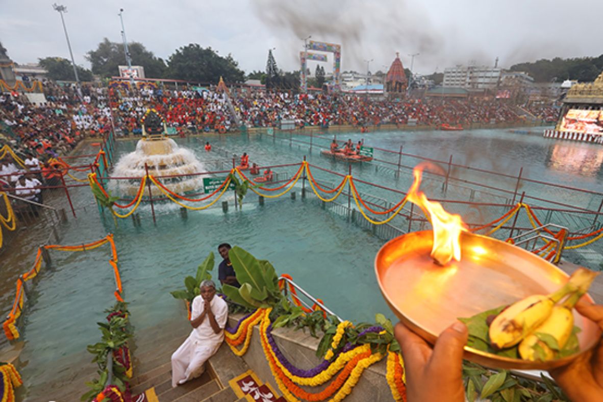 Tirumala heavy crowd darshan waiting time 18 hours TTD